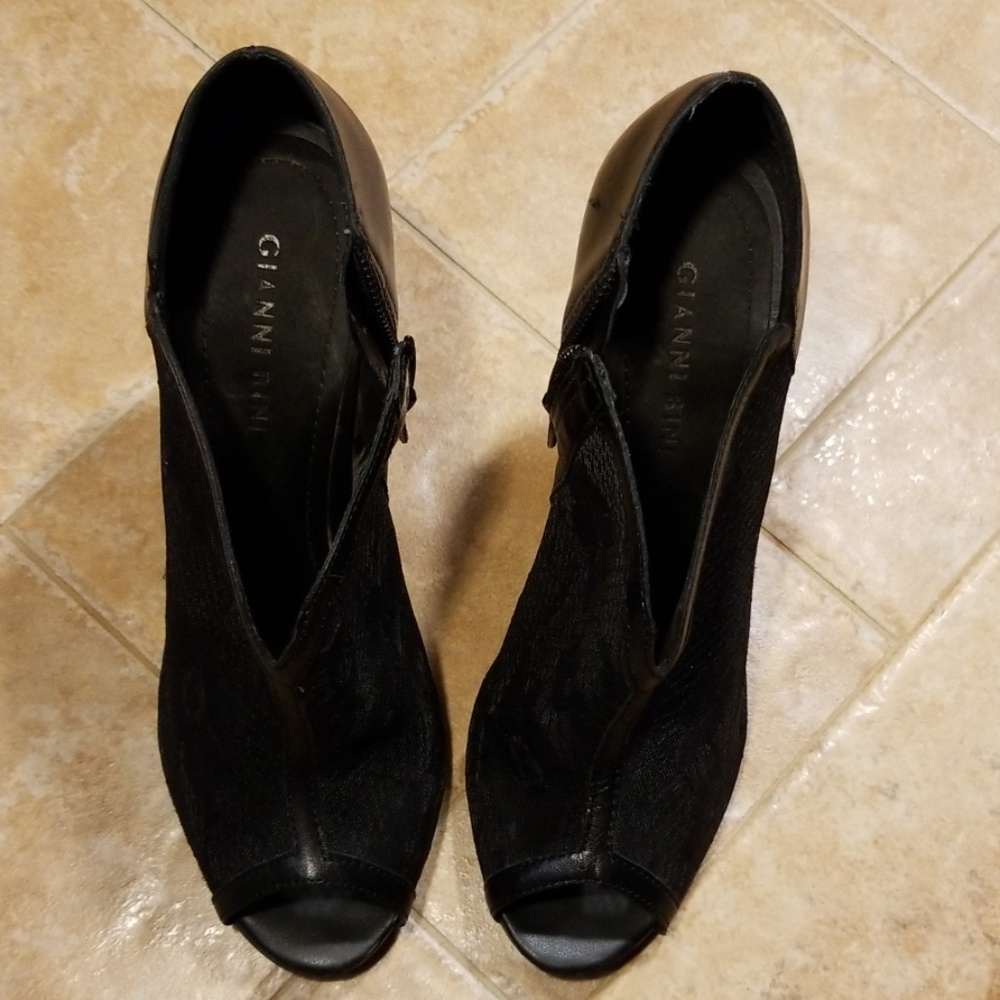 Gianni Bini lace heels